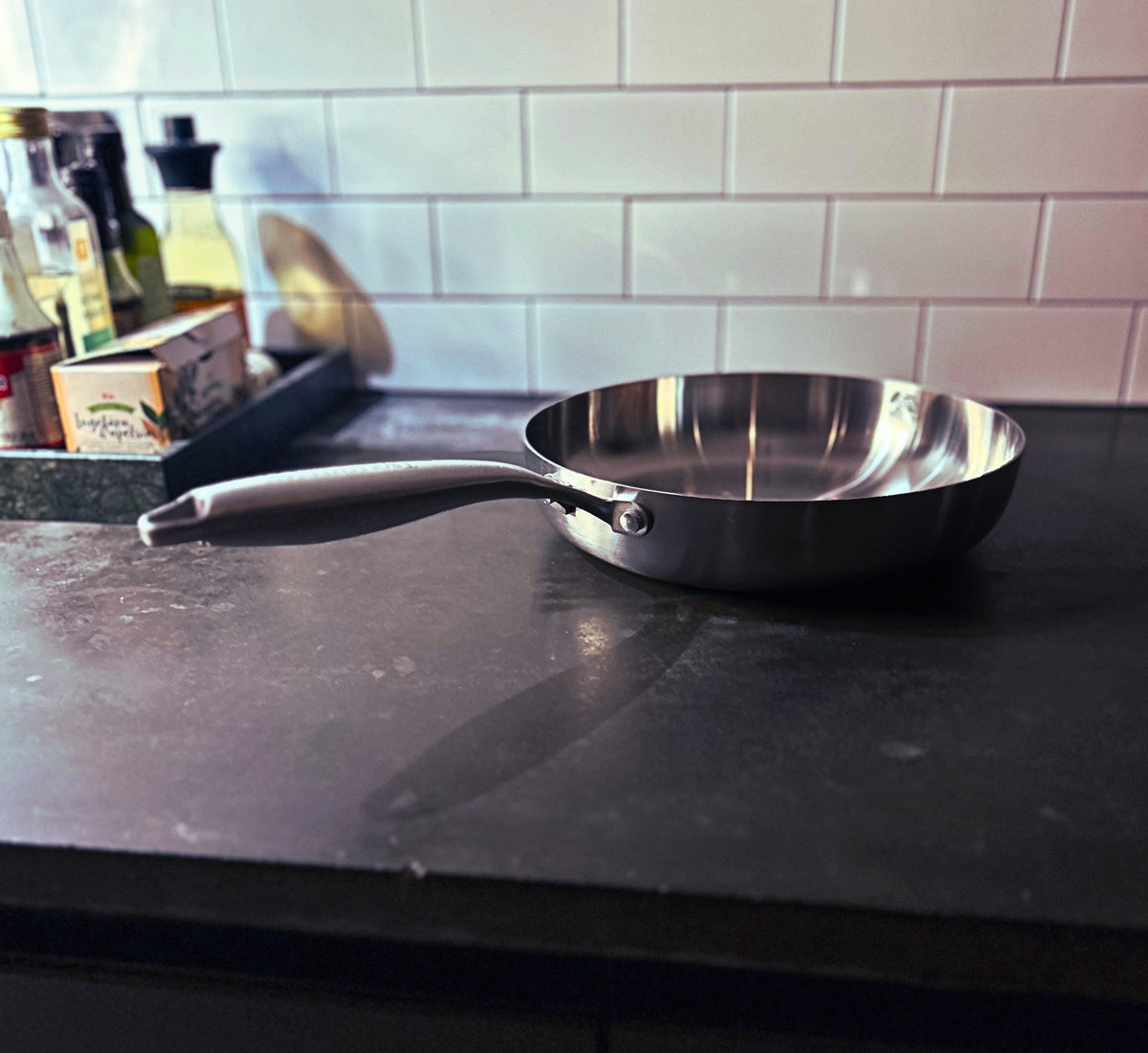 Trollståls Pastapanna – Rostfri med höga kanter